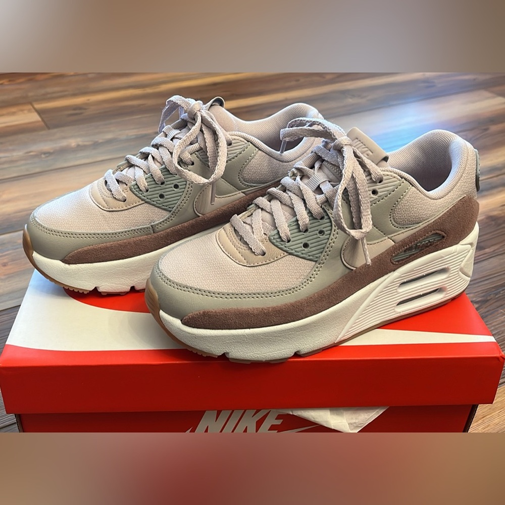 Nike Women’s Air Max 90 LV8